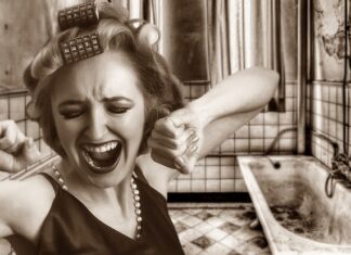 Czy układa się płytki pod wanną?