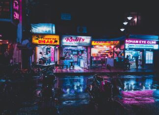 Co oznacza strzałka na spodzie płytki?