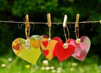 Jak zrobić sznur z żarówkami?