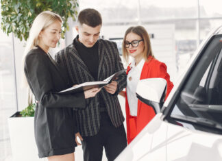 Na co uważać, kupując auto w komisie